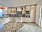 Küche mit Granitplatte - über den Dächern der Rheinpromenade: Traum-Maisonette-Wohnung mit Rheinblick, Balkon & Dachterrasse