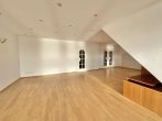 Wohnzimmer mit Tür zum Flur u - über den Dächern der Rheinpromenade: Traum-Maisonette-Wohnung mit Rheinblick, Balkon & Dachterrasse