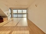 Wohnzimmer mit Aussicht - über den Dächern der Rheinpromenade: Traum-Maisonette-Wohnung mit Rheinblick, Balkon & Dachterrasse