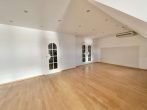 Wohnzimmer - über den Dächern der Rheinpromenade: Traum-Maisonette-Wohnung mit Rheinblick, Balkon & Dachterrasse
