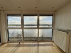 Wohnzimmer mit Ausgang zum Bal - über den Dächern der Rheinpromenade: Traum-Maisonette-Wohnung mit Rheinblick, Balkon & Dachterrasse