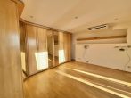 Schlafzimmer mit Einbauschrank - über den Dächern der Rheinpromenade: Traum-Maisonette-Wohnung mit Rheinblick, Balkon & Dachterrasse