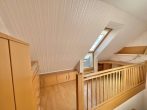 Galerie mit Schreibtisch - über den Dächern der Rheinpromenade: Traum-Maisonette-Wohnung mit Rheinblick, Balkon & Dachterrasse