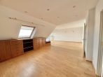 großzügiges Wohnzimmer - Traumhafte Maisonettewohnung mit Rheinblick, Dachterrasse & Balkon